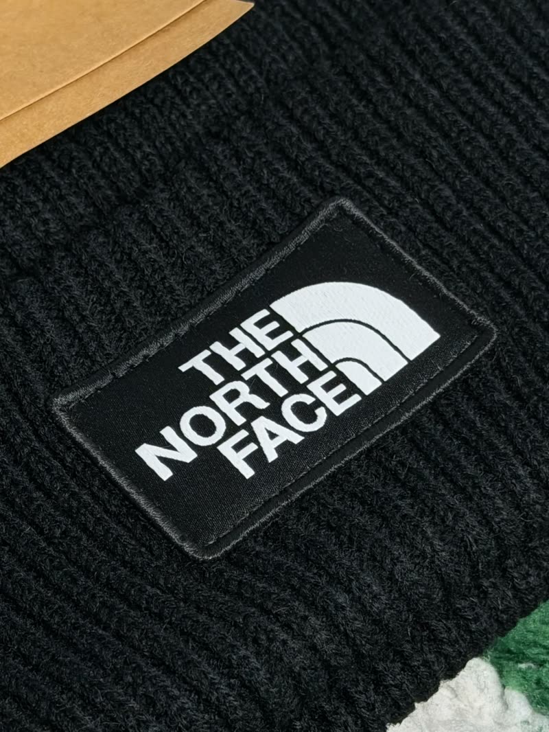 Макро: вишитий патч The North Face на відвороті