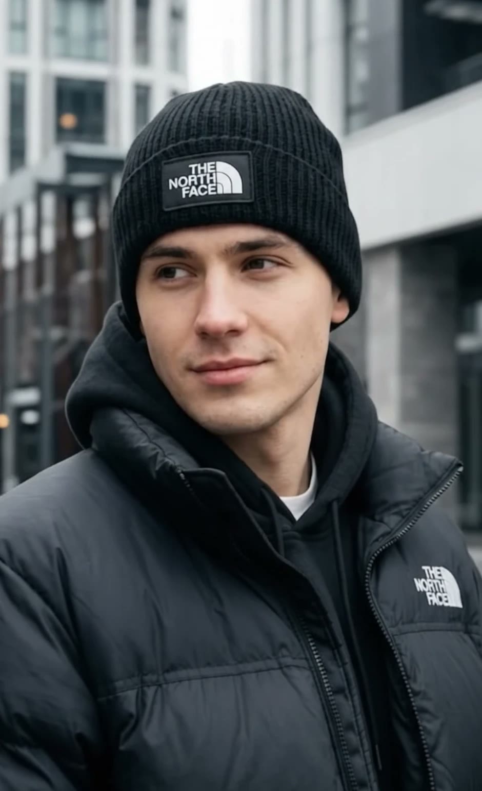 Чоловік у чорній шапці The North Face Logo Box